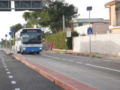 Un pullman della Stp che passa nei pressi di una fermata che � stata soppressa a causa dei lavori